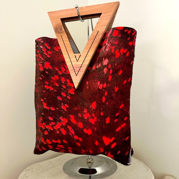 NWT One of a kind hand made, metallic cowhide handbag w/ hand cut wood handles. - Picture 4 of 4